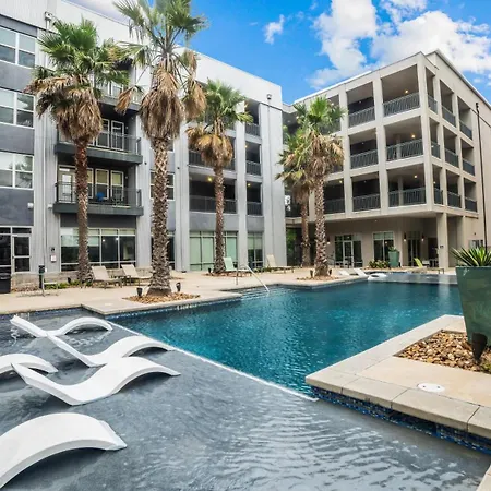 Urban Oasis Luxe Apt City With River Views And Pool And Gym